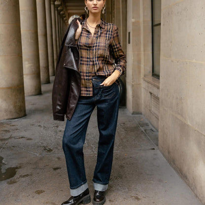 Jean femme Freeman T. Porter Pippa Blooming bleu foncé porté avec une chemise à carreaux, coupe droite et larges revers gris aux chevilles.