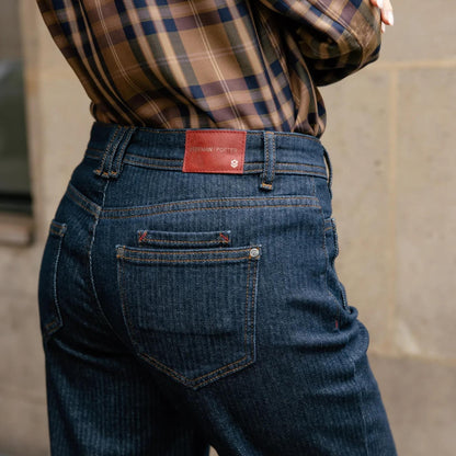 Détail arrière du denim bleu foncé Freeman T. Porter, étiquette rouge sur la ceinture, passants et poche plaquée.