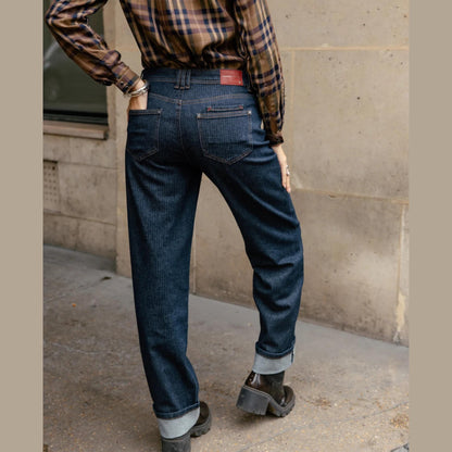 Vue arrière du jean Pippa Blooming porté,  chevrons discrets, coupe droite, poches au dos et revers gris clair au bas des jambes.