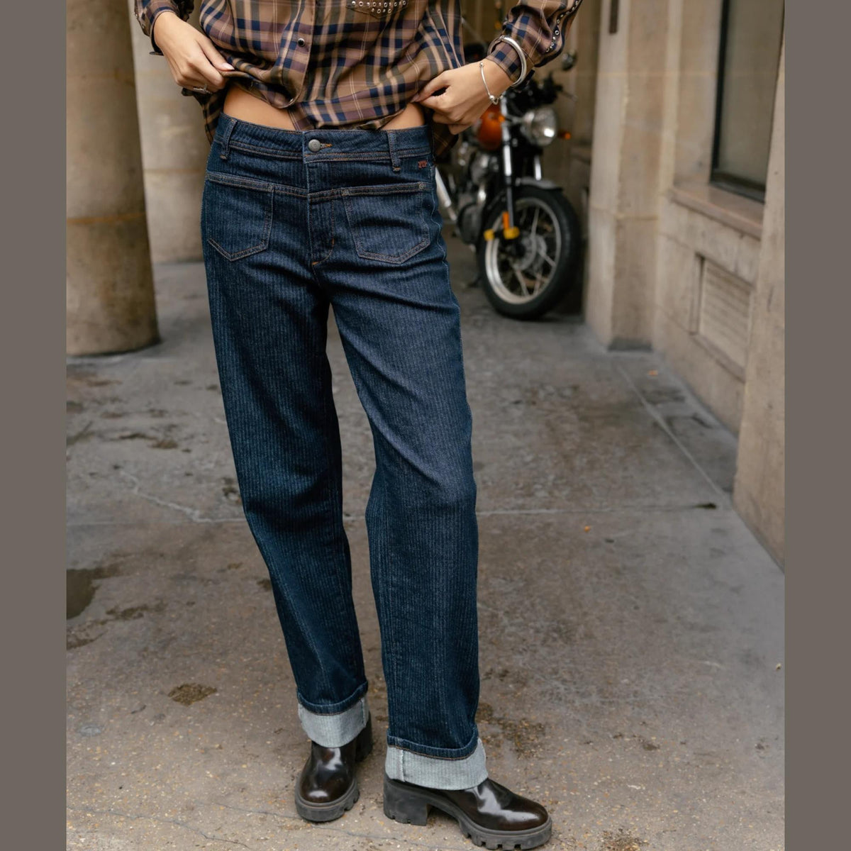 Vue de face du jean Pippa Blooming, denim bleu foncé, taille haute, poches avant et jambes droites à revers contrastés.