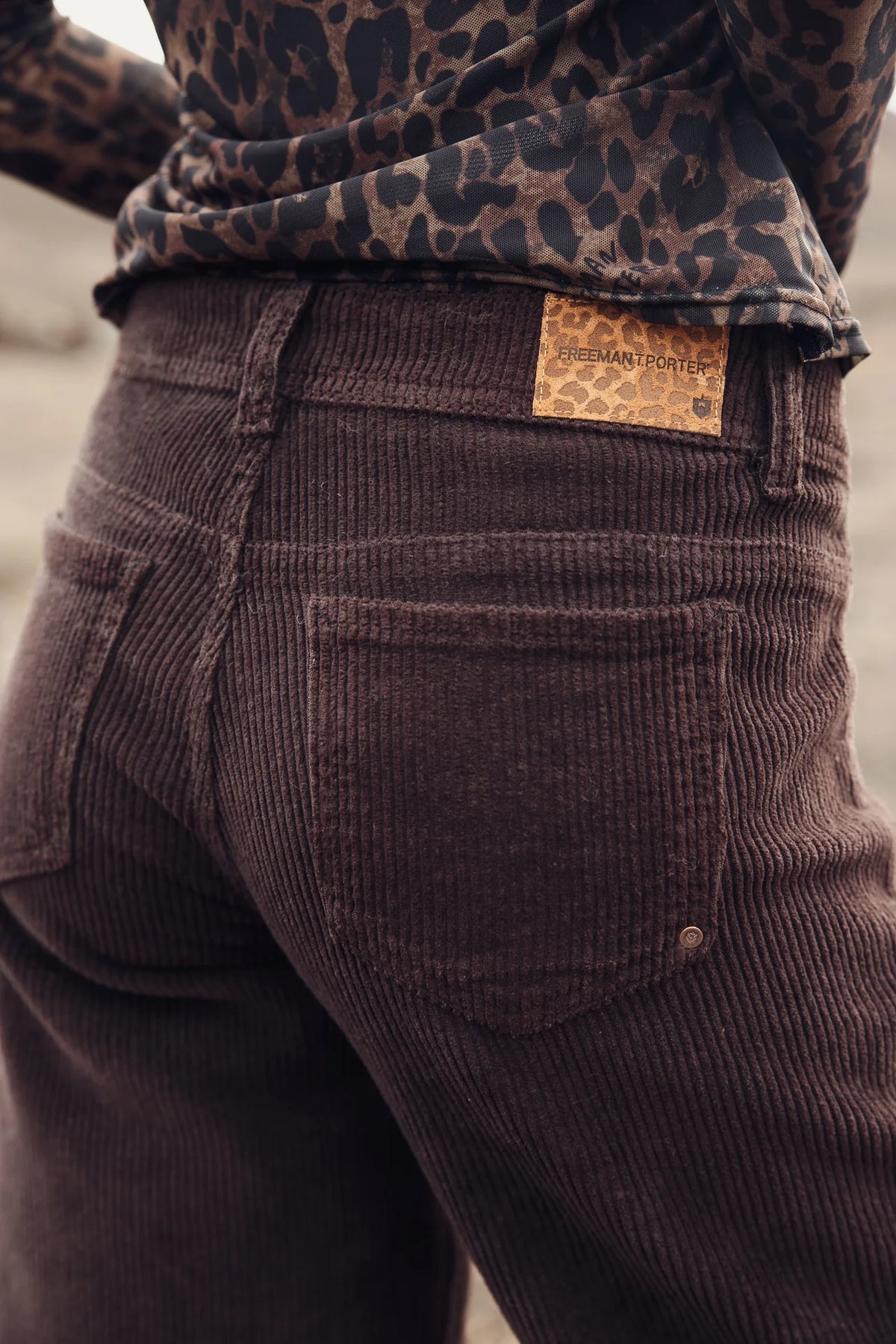 Détail arrière du pantalon Freeman T. Porter en velours côtelé brun, poches et patch léopard