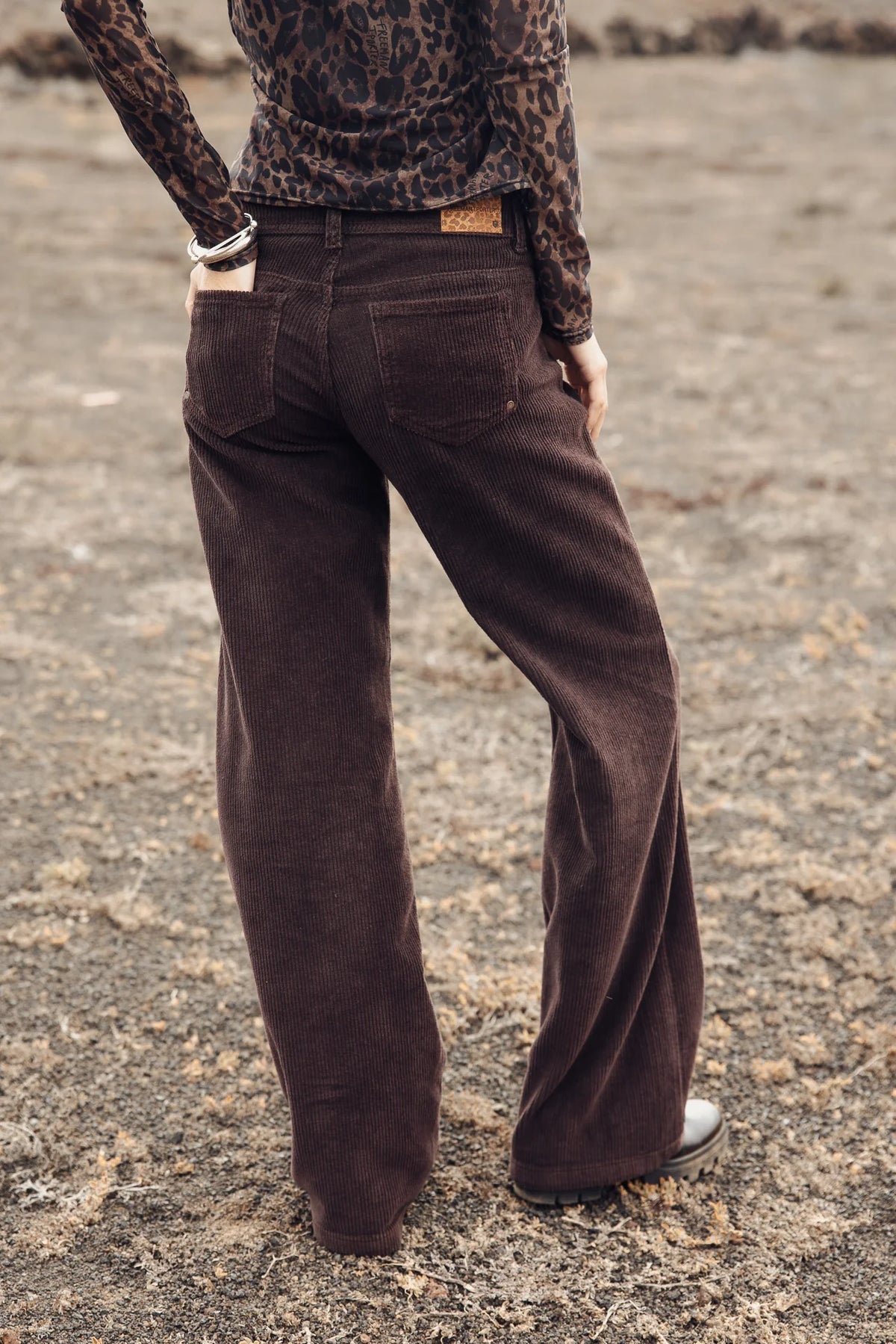 Pantalon streetwear femme marron porté de dos, coupe ample et poches plaquées