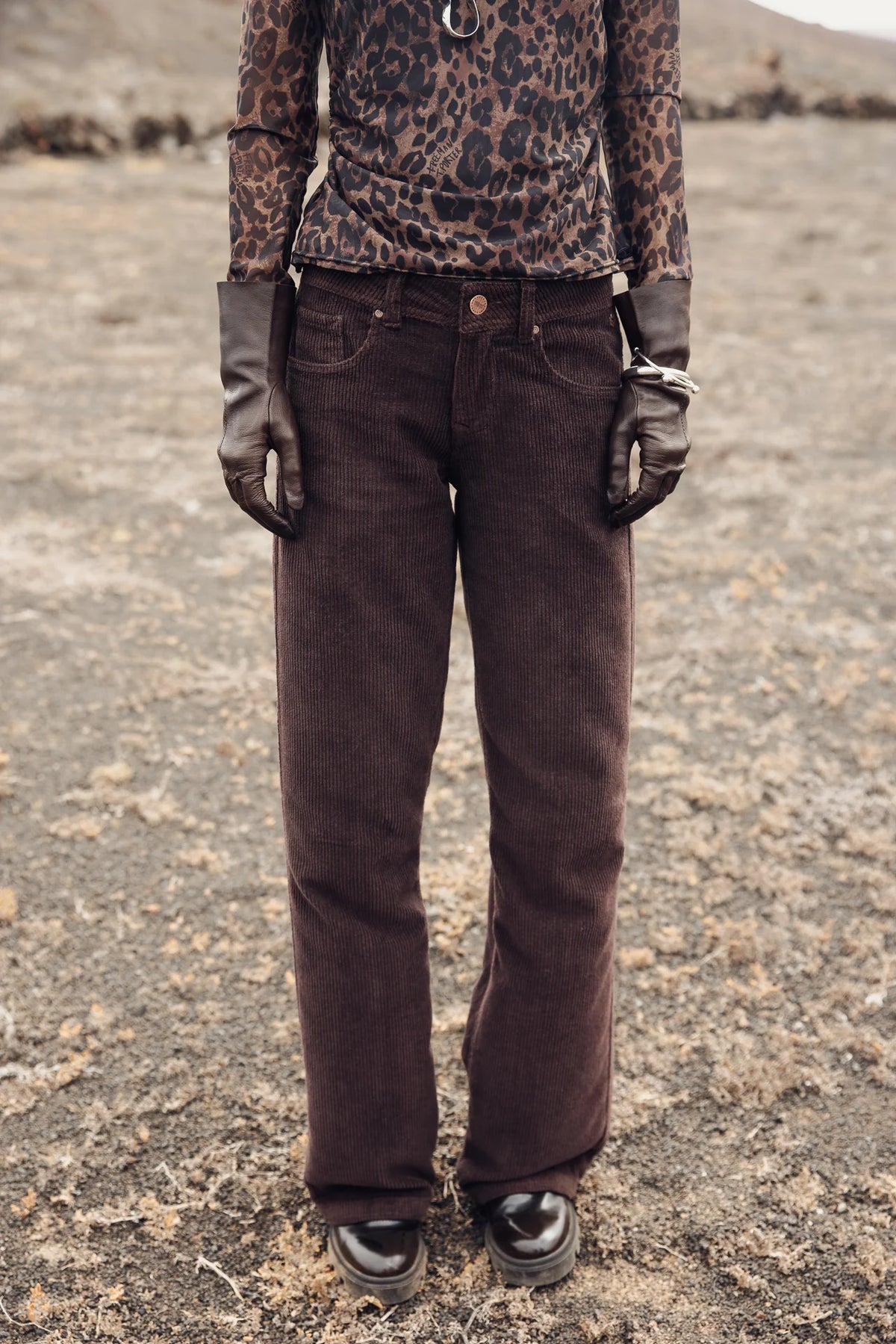 Pantalon femme taille basse en velours chocolat, jambes larges et tombé fluide