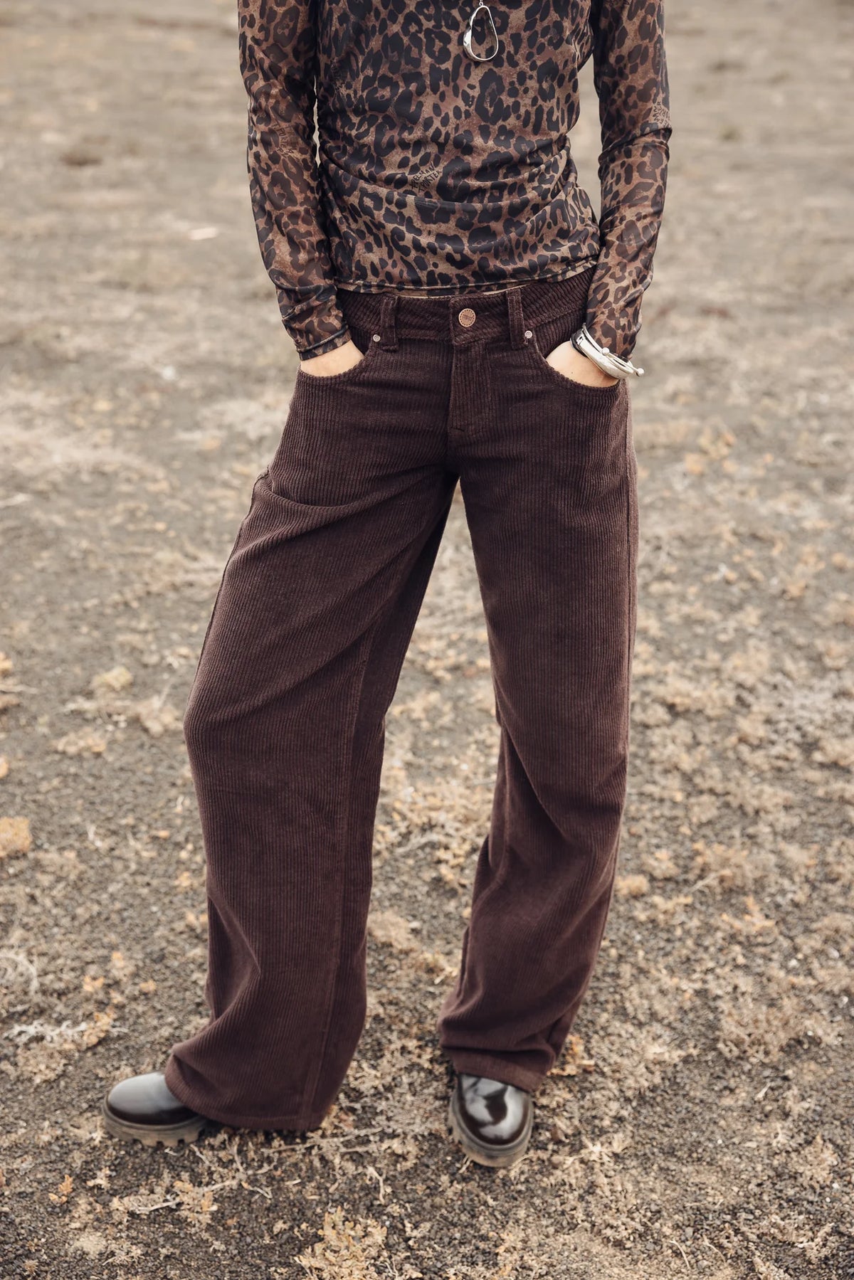 Pantalon femme taille basse en velours chocolat, jambes larges et tombé fluide agatha veluto freeman t porter