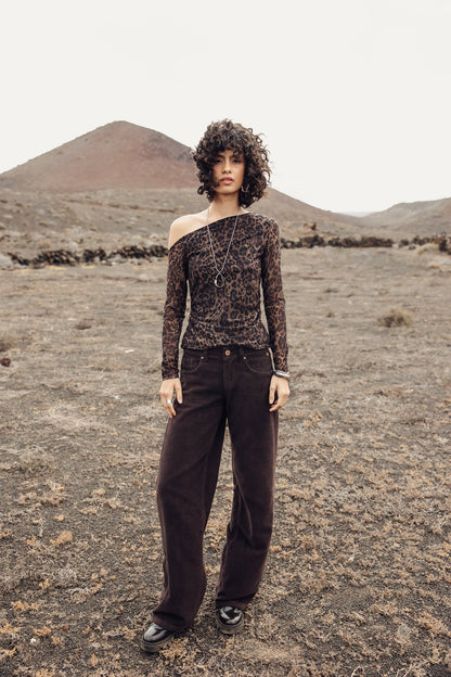 Look surfwear femme avec pantalon Freeman T. Porter brun et tee shirt imprimé