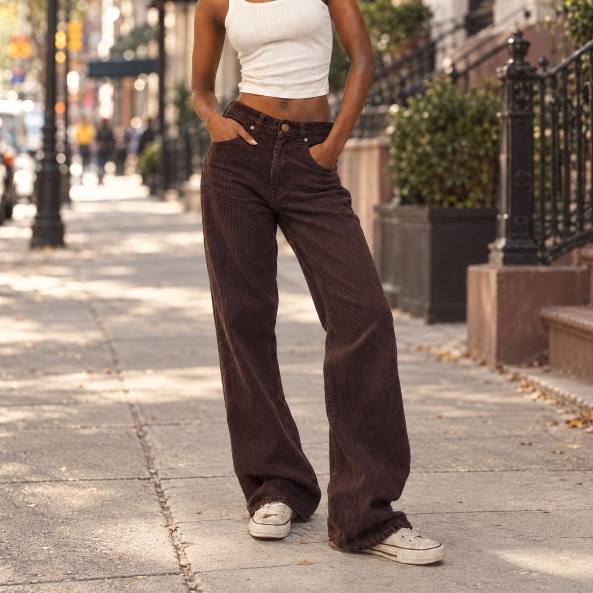 Pantalon femme Freeman T. Porter Agatha Veluto Chocolate Torte en velours côtelé, porté en extérieur
