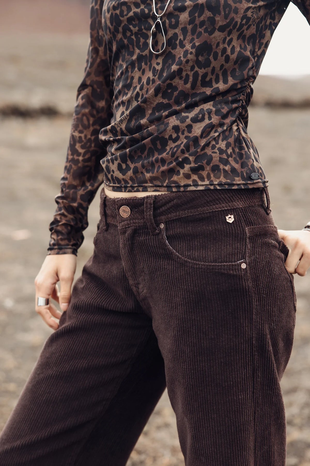 Gros plan taille du pantalon Agatha Veluto, velours côtelé, bouton cuivré et poche avant
