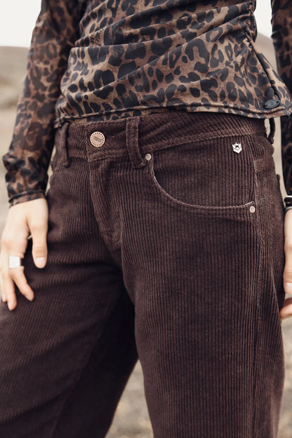 Pantalon casual femme chocolat porté de profil, coupe wide leg et velours côtelé
