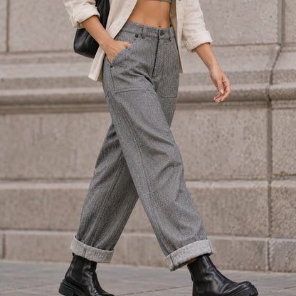 pantalon 7/8 naya gris coupe large et taille mi haute porté par une femme en marchant 