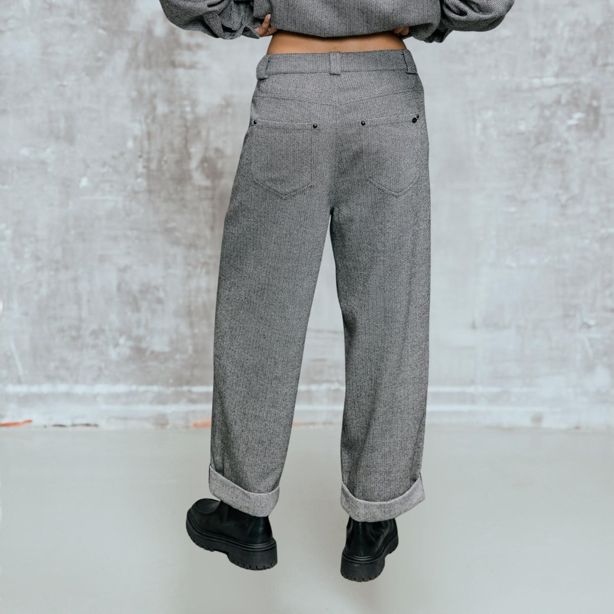 Dos du Naya Dalton Ultimate Grey porté, tissu épais à chevrons et coupe resserrée par de larges revers