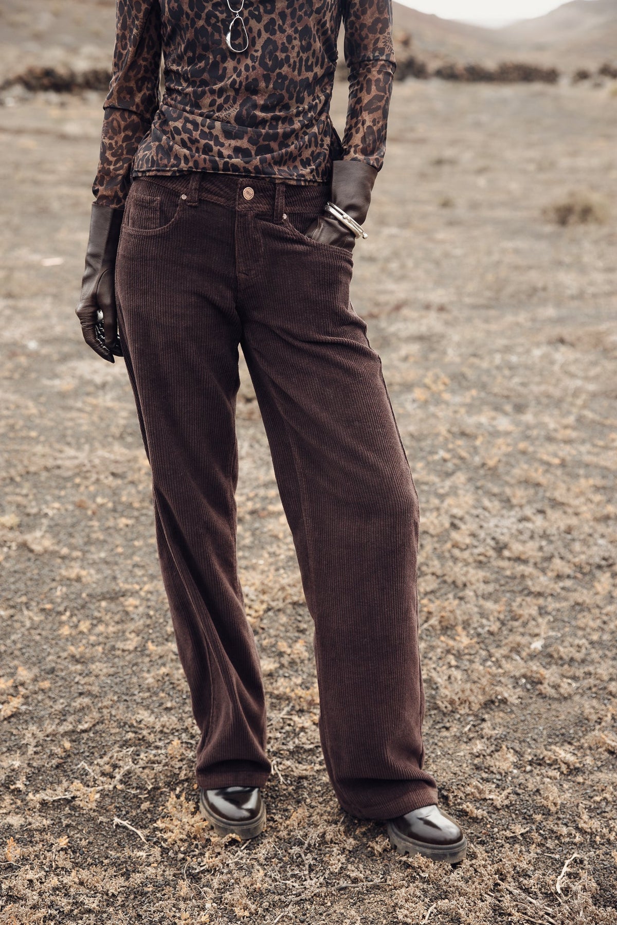 Pantalon femme Freeman T. Porter porté de face, vue en pied sur la coupe ample et le velours côtelé brun