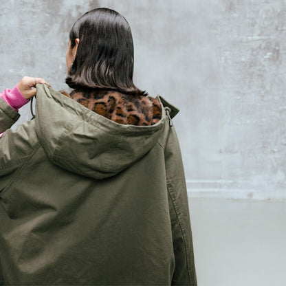 Dos du blouson femme Vendana Leo Olive Night, volume enveloppant et capuche vue de près