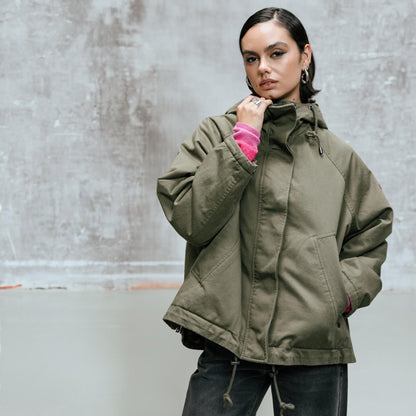 Blouson femme Freeman T. Porter Vendana Leo Olive Night porté de face, parka oversize vert olive avec capuche et poches fendues