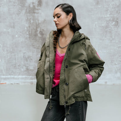 Silhouette de trois-quarts avec le blouson Freeman T. Porter Vendana Leo Olive Night ouvert, coupe oversize et doublure panthère