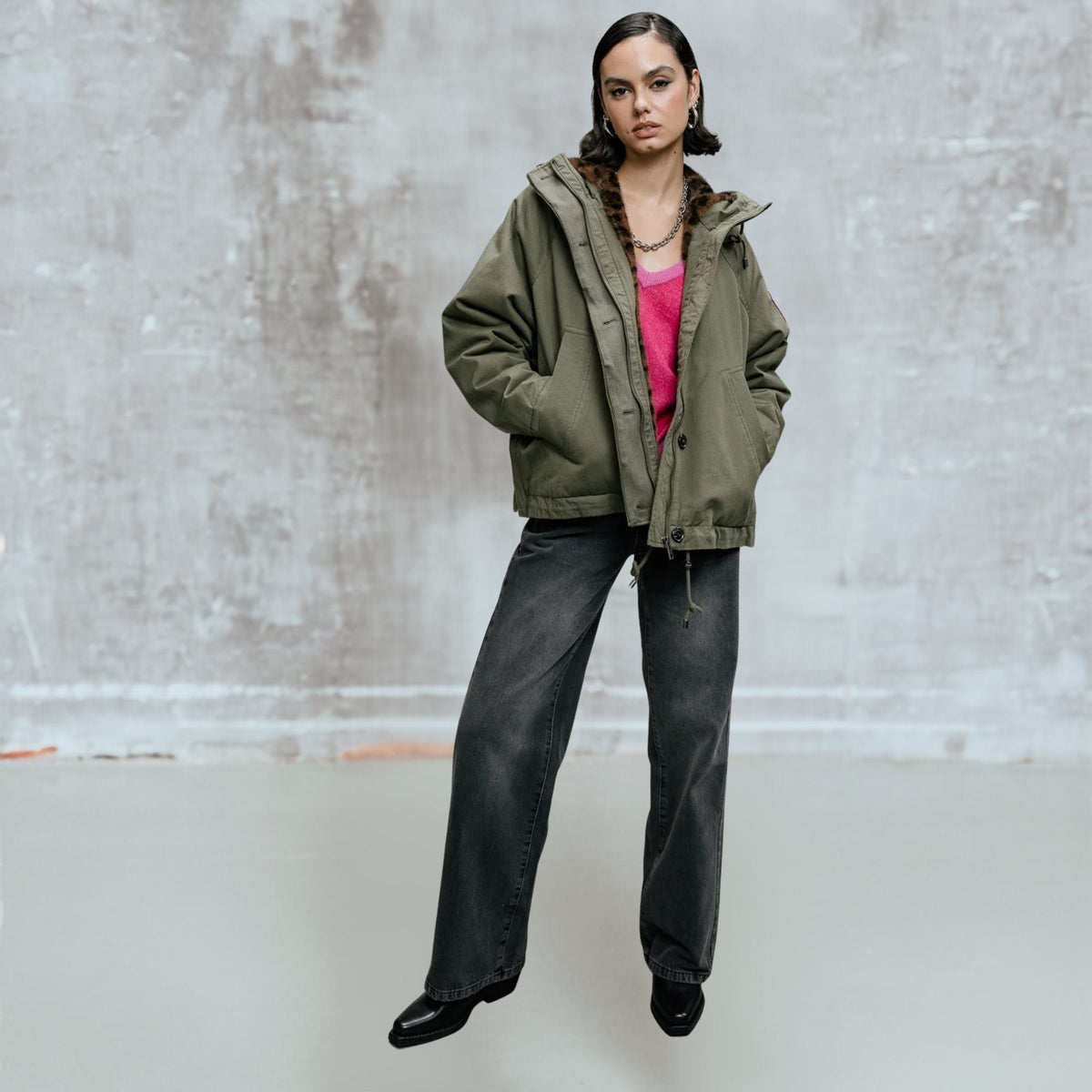 Look femme avec la parka Freeman T. Porter Vendana Leo Olive Night portée ouverte, coupe large vert olive et pantalon foncé