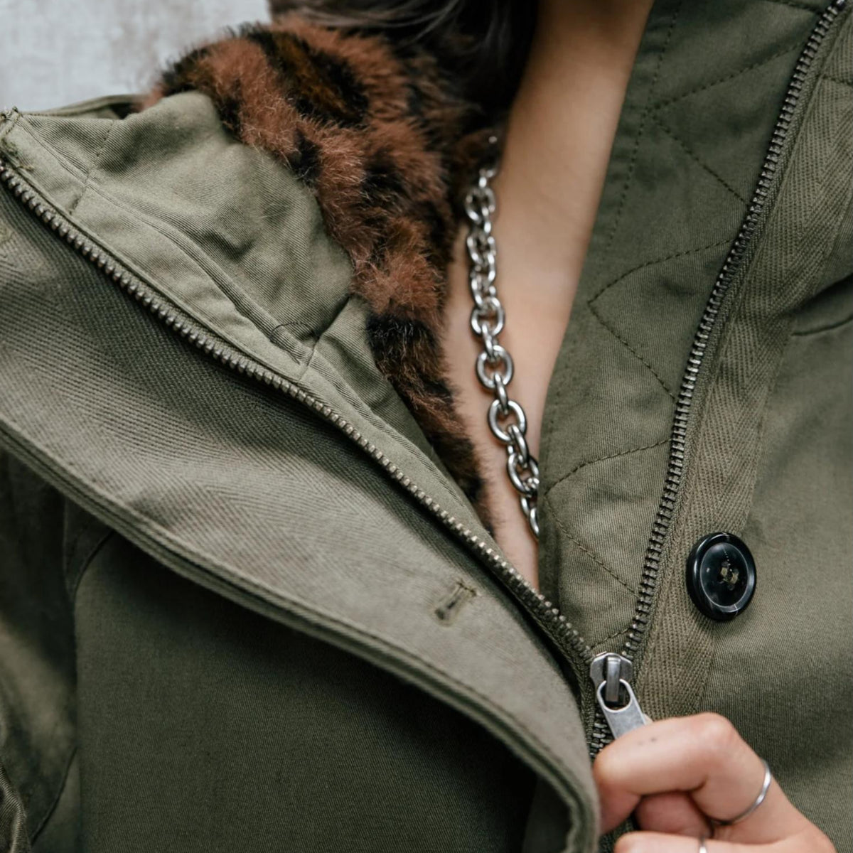Doublure en fausse fourrure brune du blouson Freeman T. Porter Vendana Leo Olive Night, détail de l’intérieur chaud