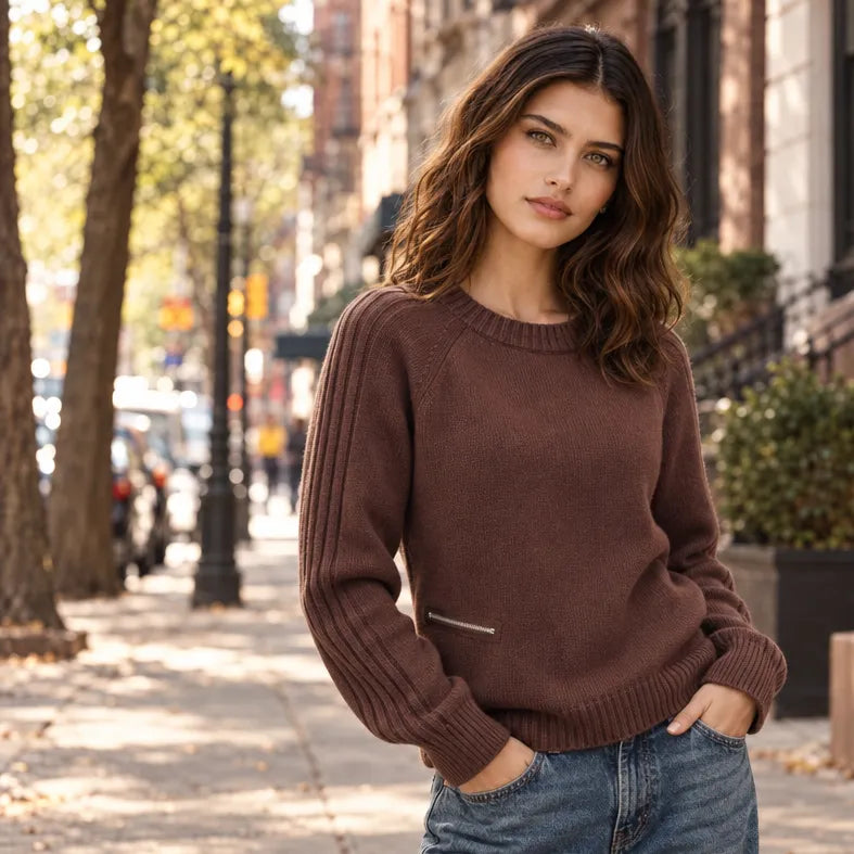 femme portant pull marron pelson en laine freeman porter vue de face en exterieur