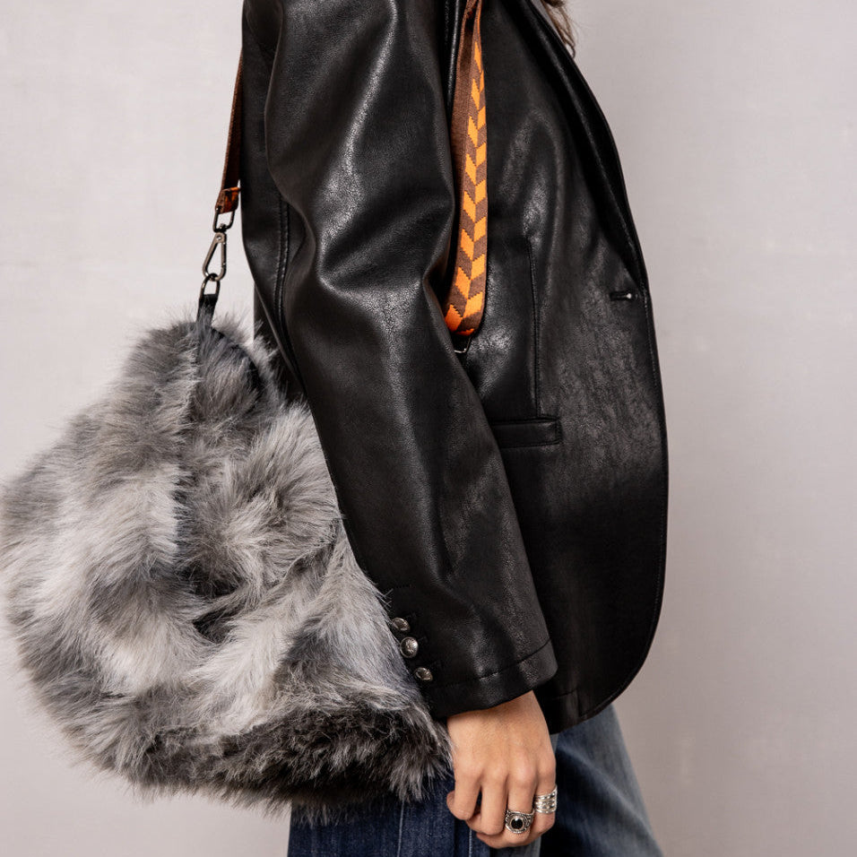 sac femme grande taille en fourrure  Freeman T. Porter Kiki bear grey porté à l’épaule,