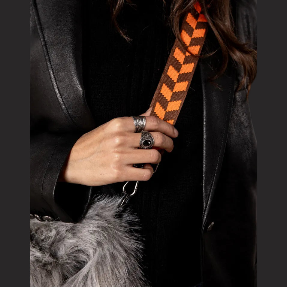 detail de la sangle orange et marron avec motif géométriques sac femme kiki bear freeman