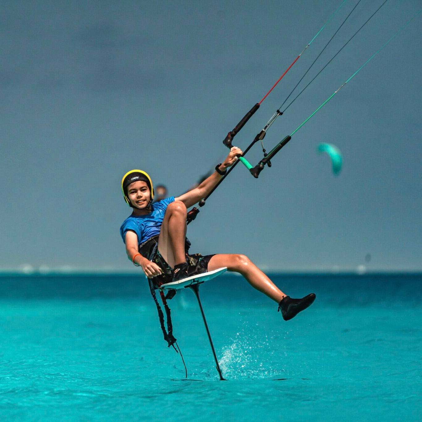 Rider en kitesurf portant un casque GATH NEO HAT orange sur l’eau