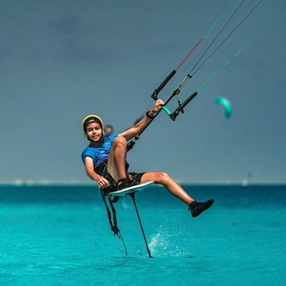 Rider en kitesurf portant un casque GATH NEO HAT orange sur l’eau