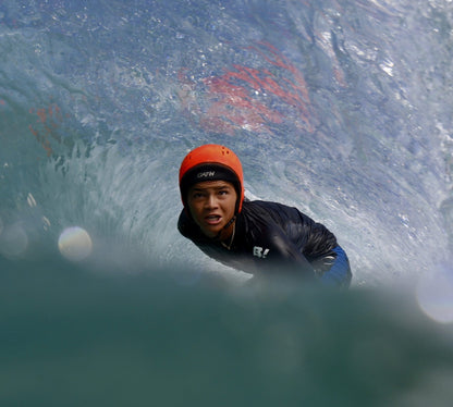 Casque Gath NEO HAT orange utilisé en surf dans le tube
