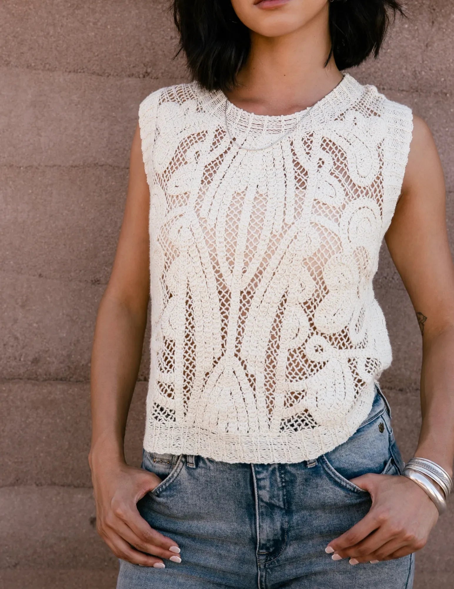 haut sans manches boheme coton porte avec jean taille haute silhouette ete