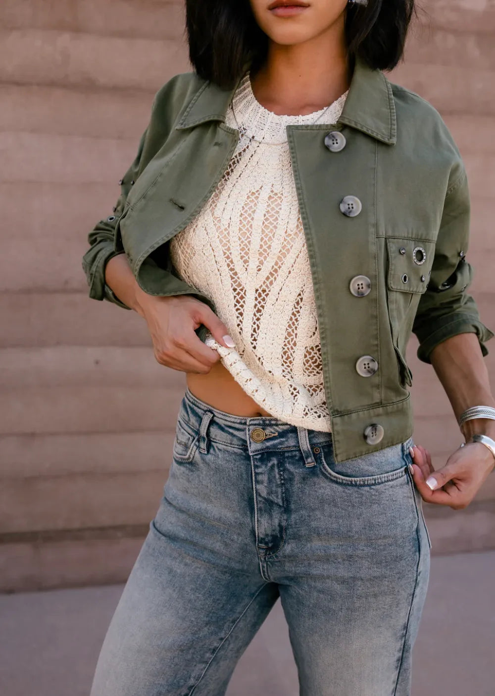 haut crochet porte sous veste legere look mi saison femme