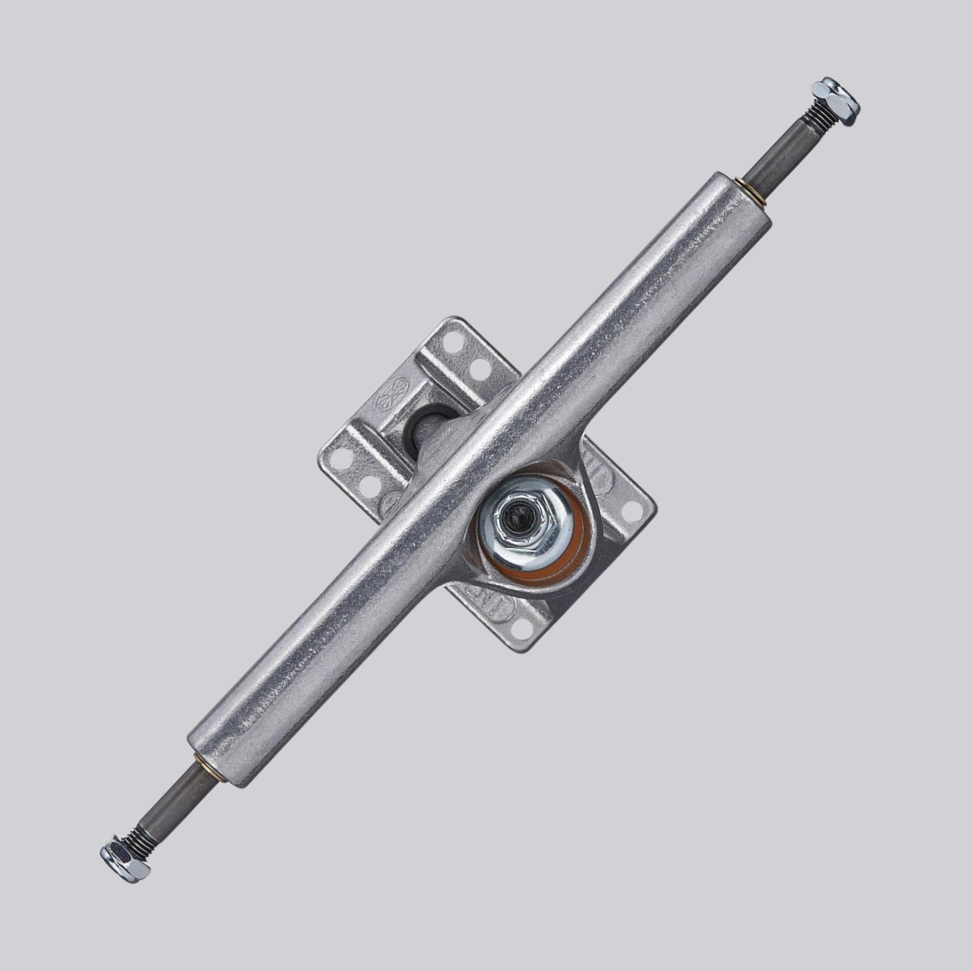 Truck de skate Independent 215mm vu en entier chez Massilia Surf Shop