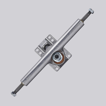 Truck de skate Independent 215mm vu en entier chez Massilia Surf Shop