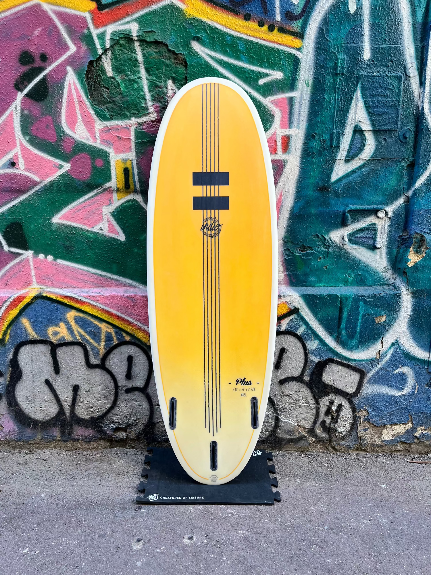 vue de dessous surf jaune avec 5 fines rayures centrales noires