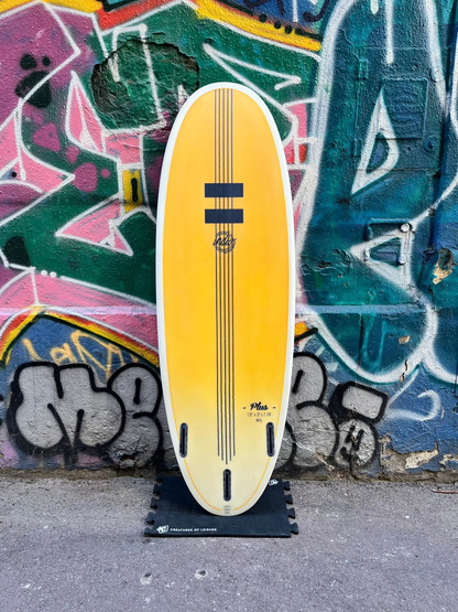 vue de dessous surf jaune avec 5 fines rayures centrales noires