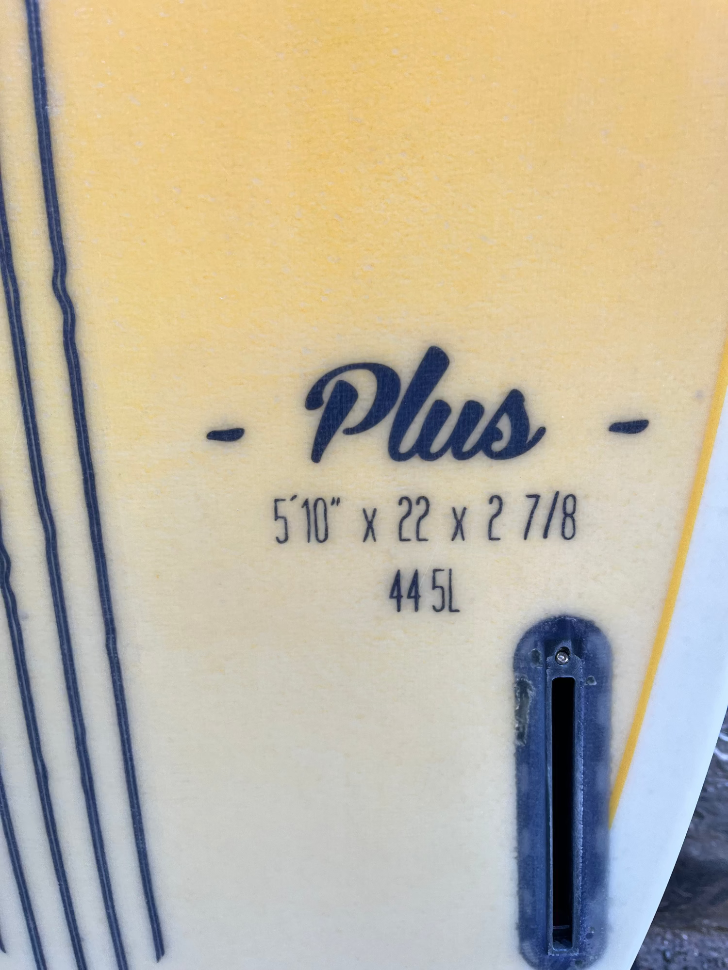 detail des cotes du surfboard ecrit en bleu