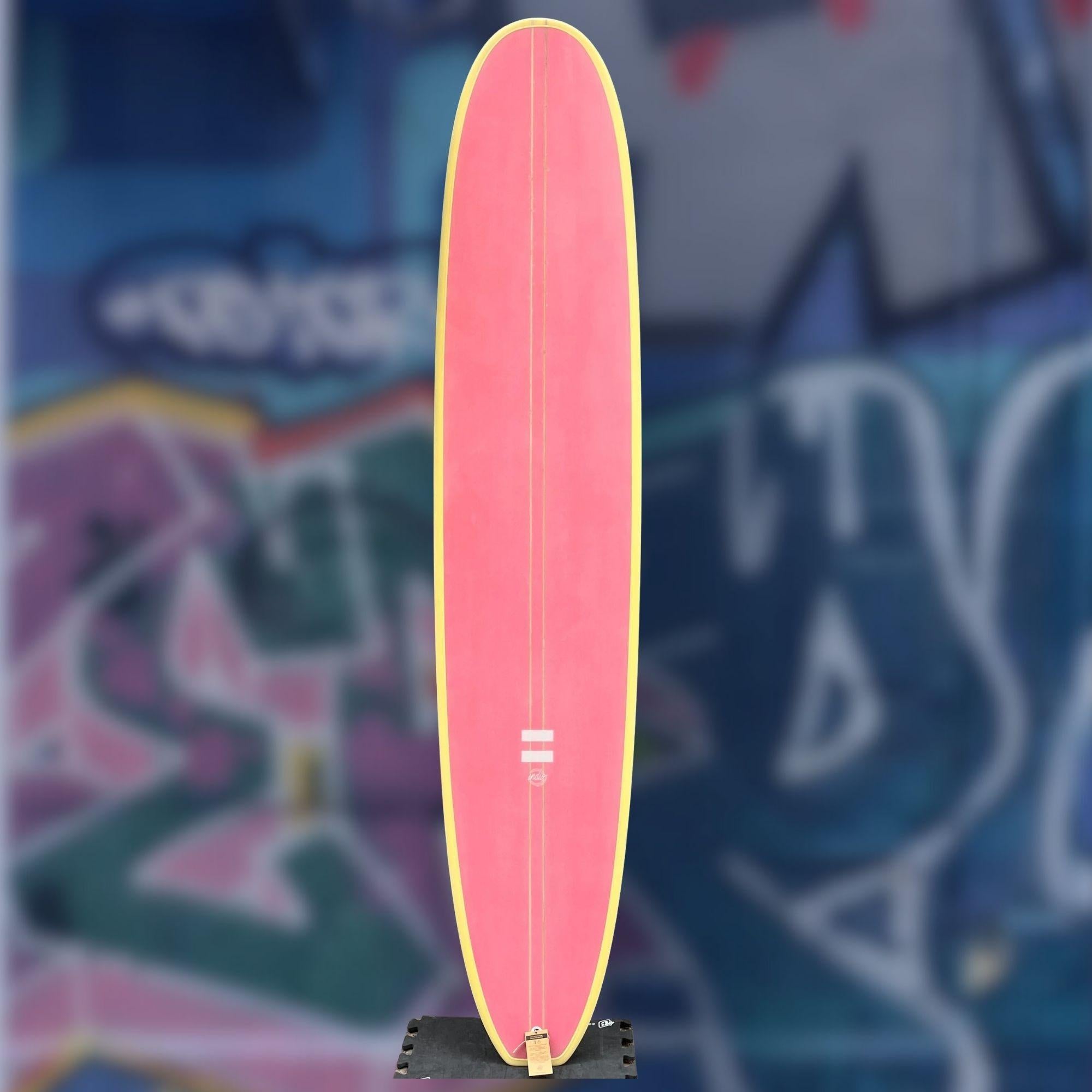 longboard de surf orange avec contour jaune vue de dessus