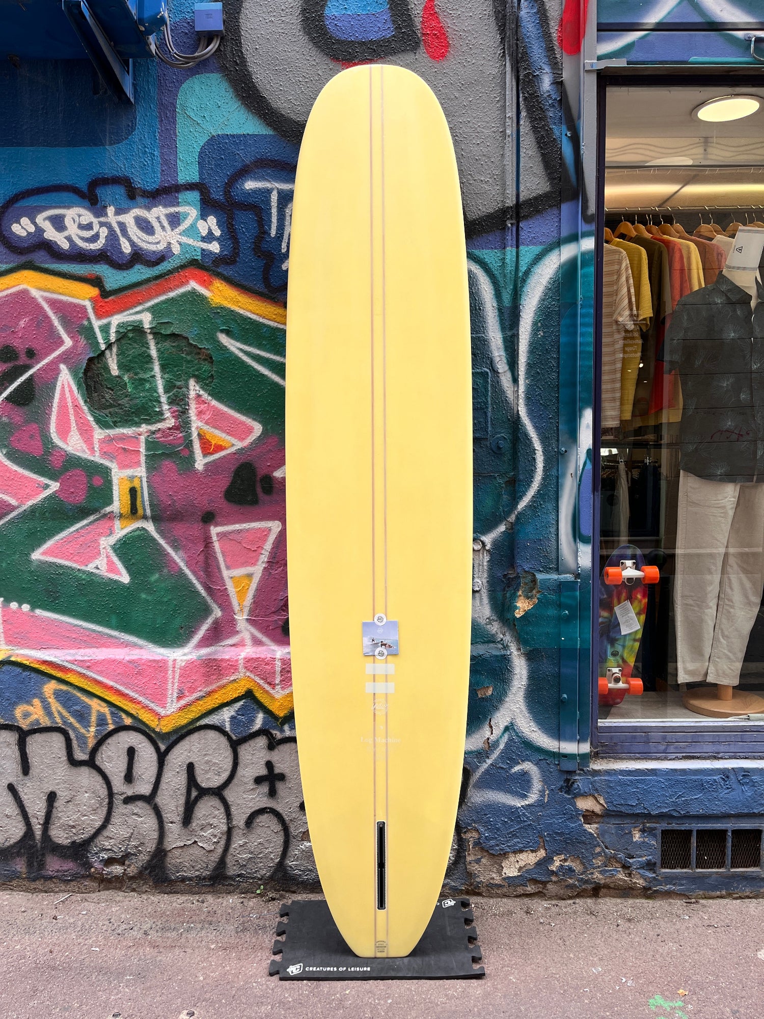 vue de dessous jaune avec rayures roses et derive centrale devant massilia surf shop