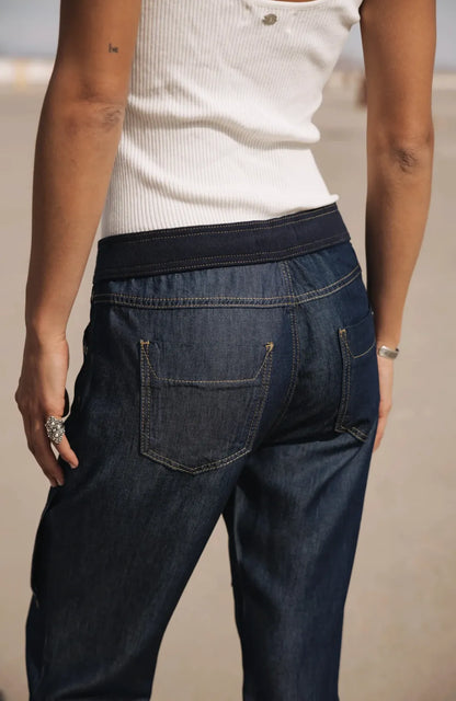 vue dos jean cargo femme coupe fluide poches arriere style minimaliste moderne