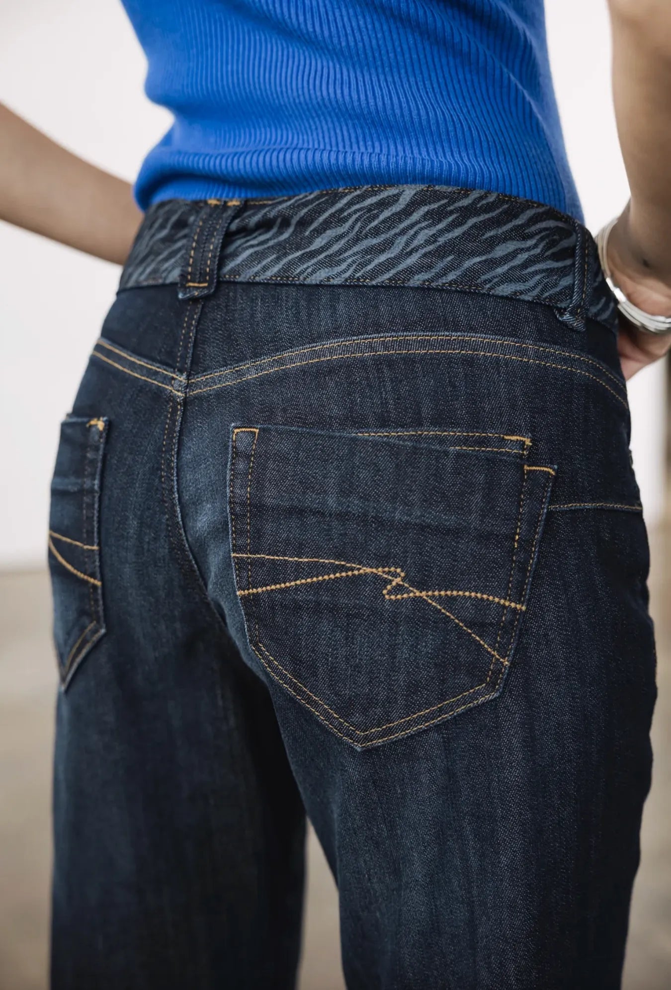 vue dos jean femme denim brut coupe boyfriend poches arriere style intemporel