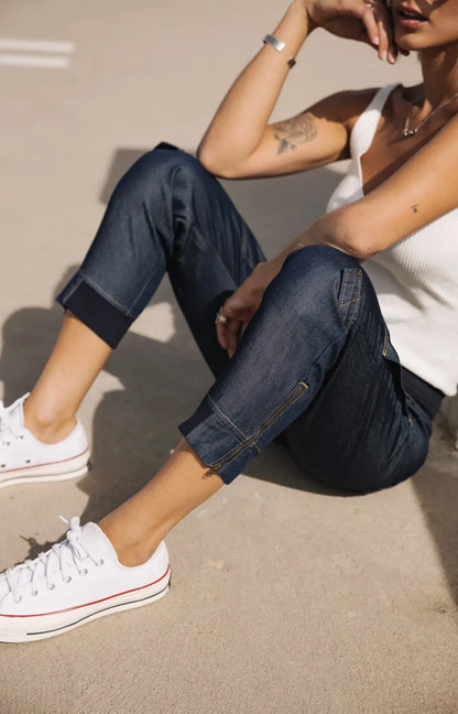 jean cargo femme position assise look lifestyle ete confort tissu souple lyocell