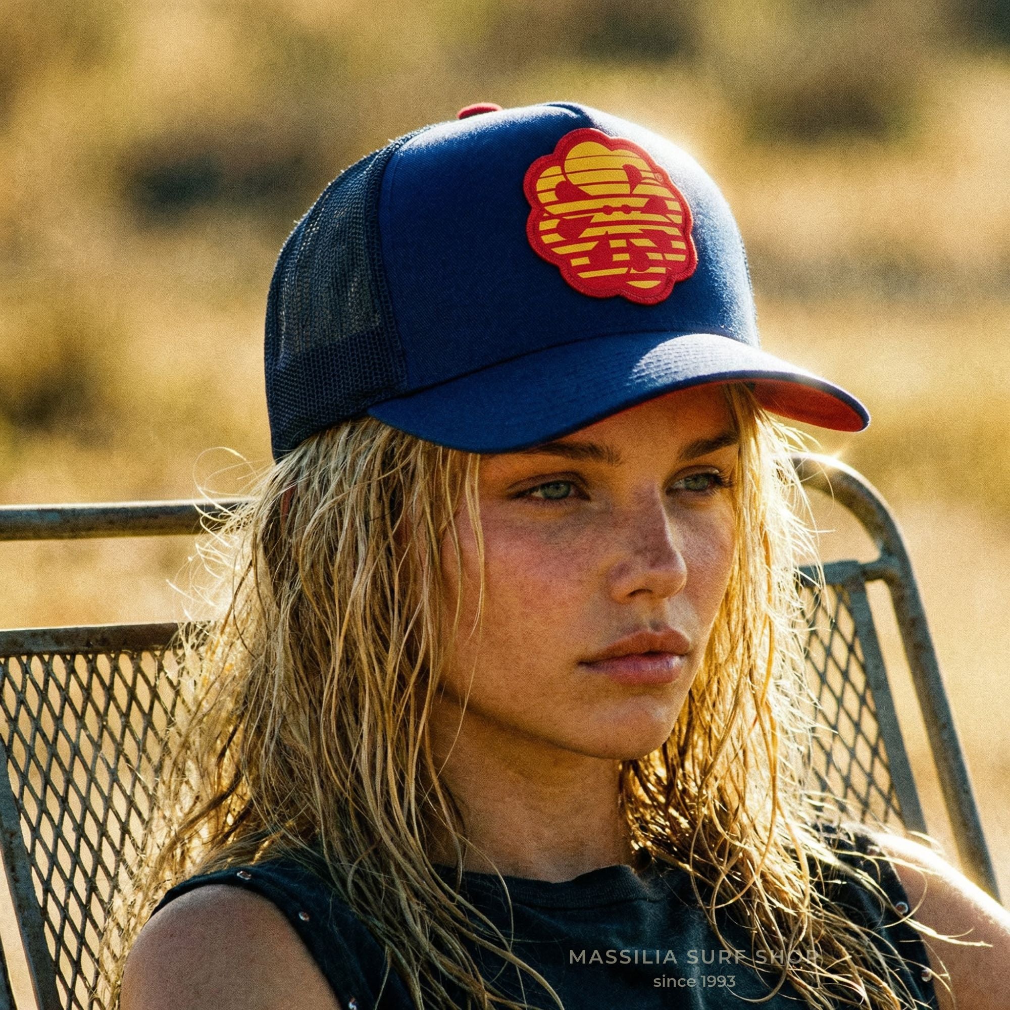 casquette bleue porte par femme lifestyle plage