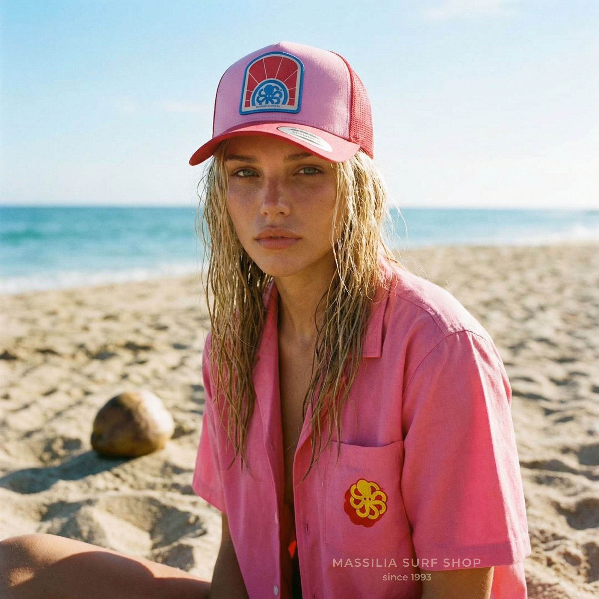 porte par femme lifestyle plage avec chemise rose jonsen island