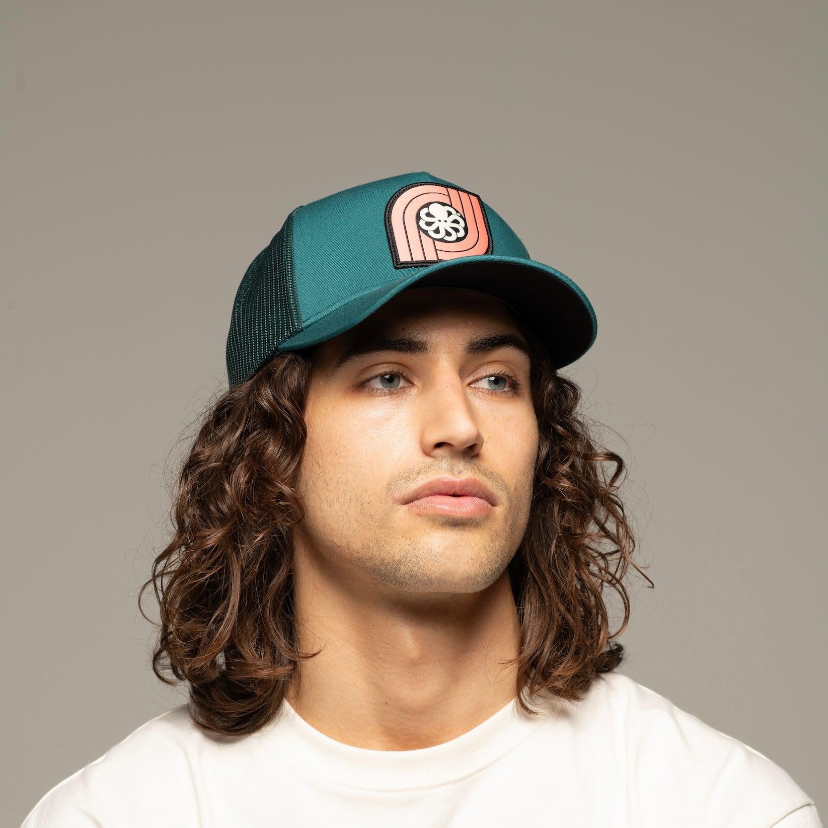 casquette jonsen island verte et rose portée par un homme