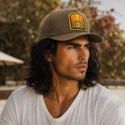 casquette jonsen marron sans filet omnia sol lifestyle portee par un homme en exterieur