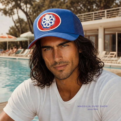 casquette racing jonsen island portee par un homme en exterieur