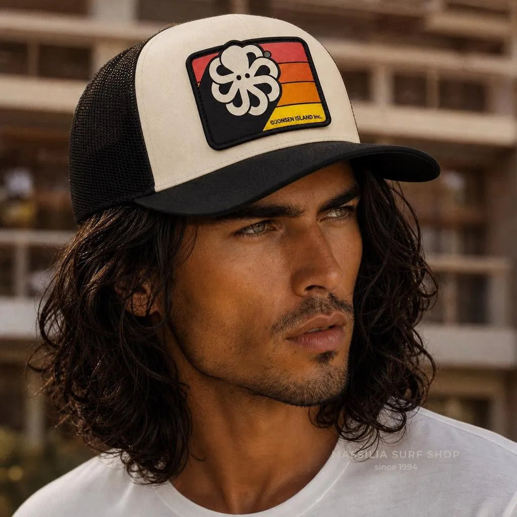 casquette jonsen island tv screen coconut blanche et noire portée par un bel homme lifestyle