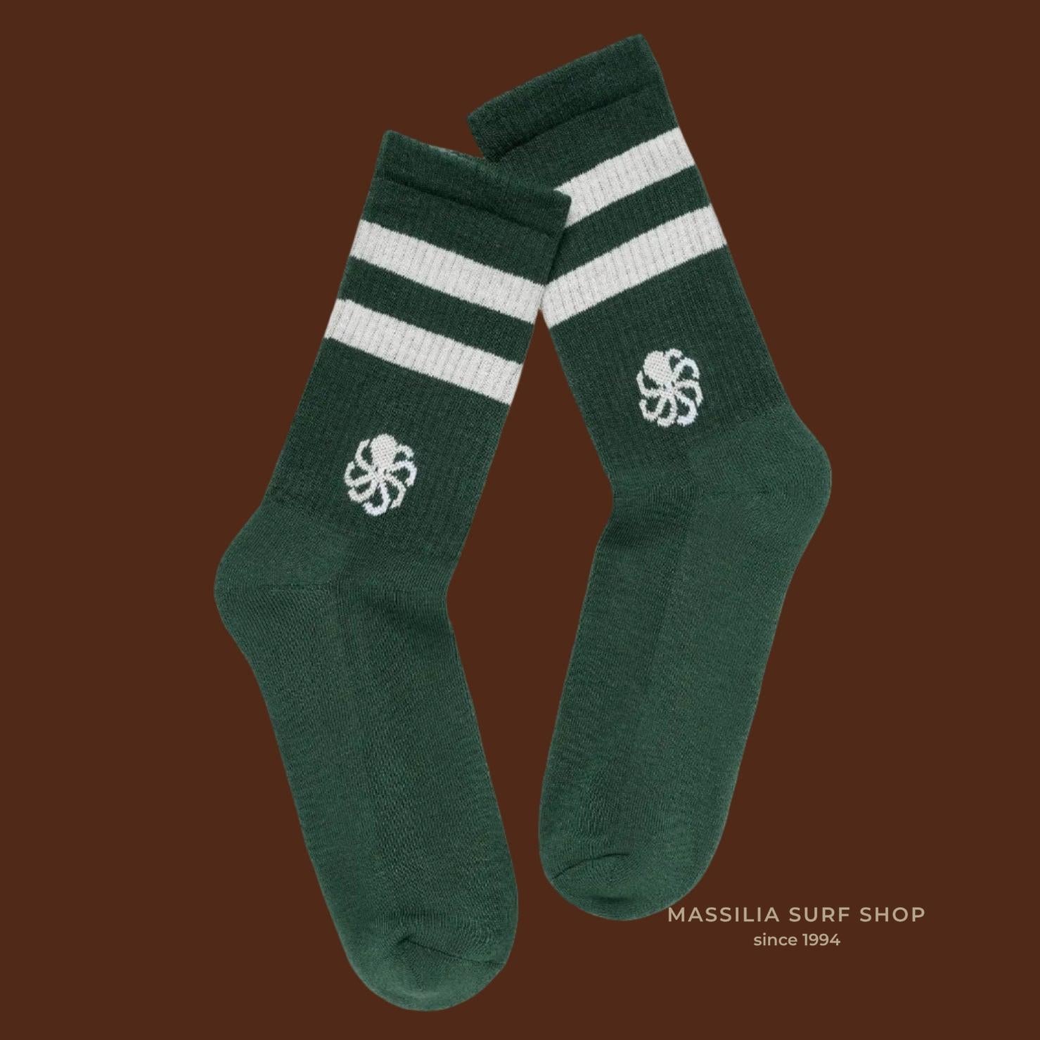 chaussettes verte jonsen island avec deux bandes blanches  en haut et poulpe