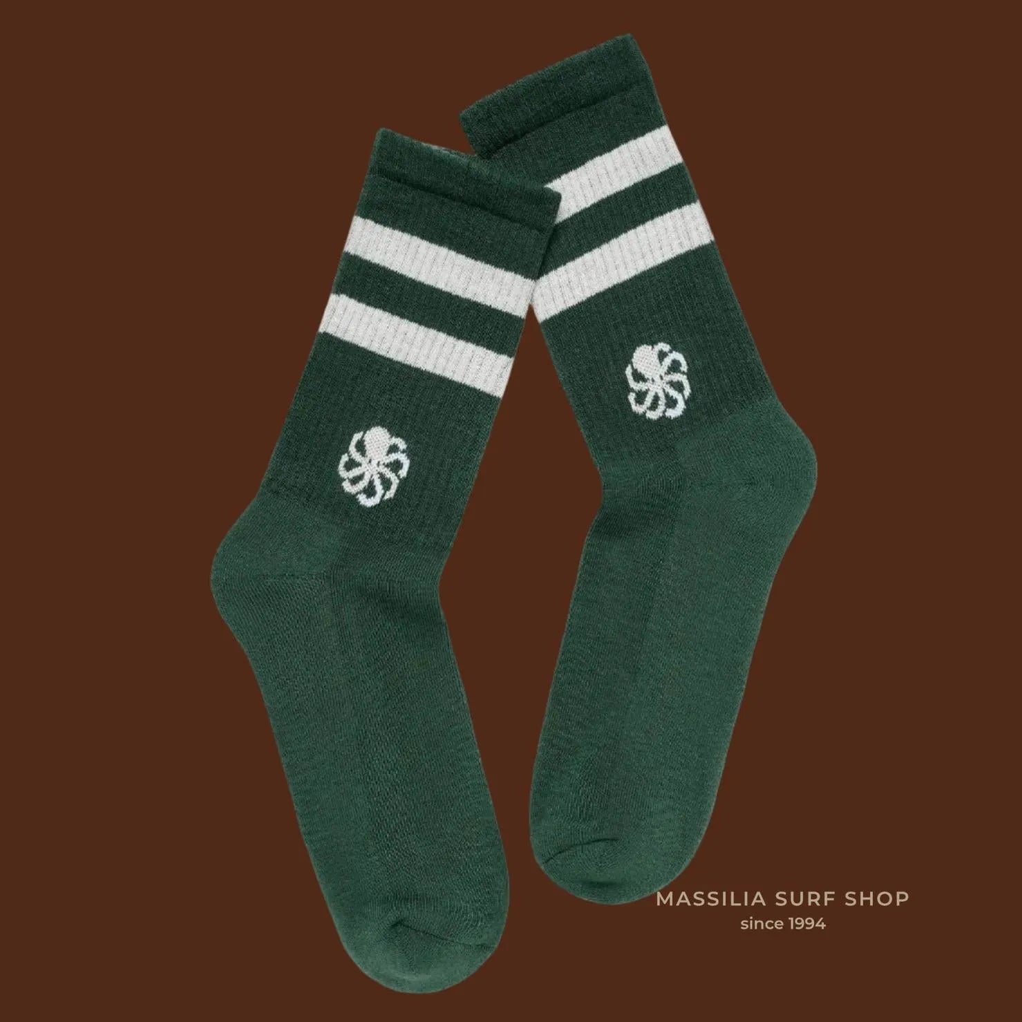 chaussettes verte jonsen island avec deux bandes blanches  en haut et poulpe
