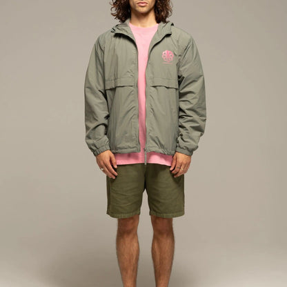 Veste légère Windbreaker portée ouverte, silhouette droite, manches longues et contraste kaki avec sous-couche rose