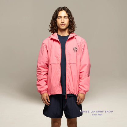 Coupe-vent surfwear Jonsen Island Windbreaker rose sur mannequin, veste ouverte à capuche avec petit logo pieuvre noir côté cœur