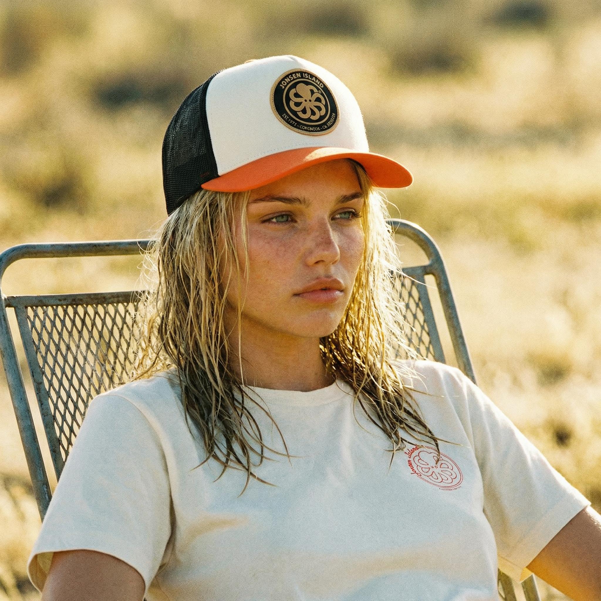 casquette portee par femme avec tee shirt blanc lifestyle plage