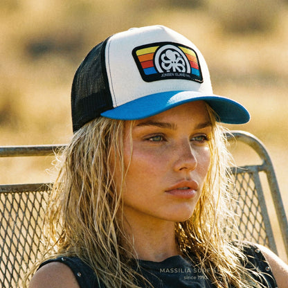 casquette blanche avec logo multicolore porte par une femme lifestyle plage